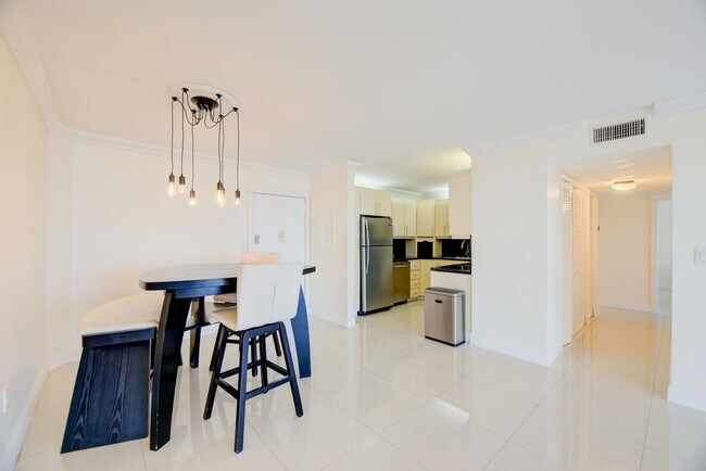 Foto del edificio - 2500 NE 135th St