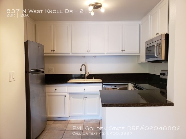 Building Photo - Lovely 2bed 2bath condo in West Hollywood!