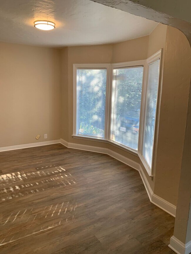 Foto del edificio - 3 Bedroom 1 1/5 bathroom house near the JC
