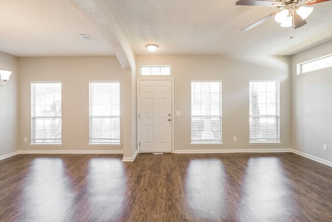 Foto del edificio - 8413 Staplehurst Dr W