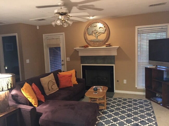 Building Photo - 2 Bedroom Townhome on the Rez!