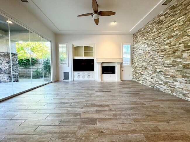 Foto del edificio - AVAILABLE NOW! STUNNING 4 Bedroom / 4 Bedroom home with Detached Casita in Amatisa in Palm Desert!