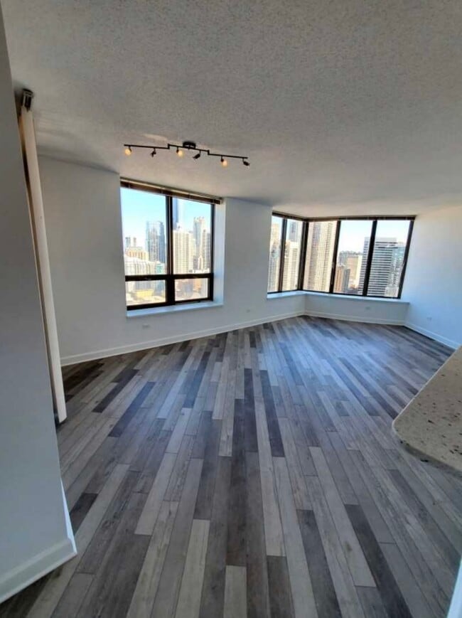 Building Photo - 400 N La Salle Dr