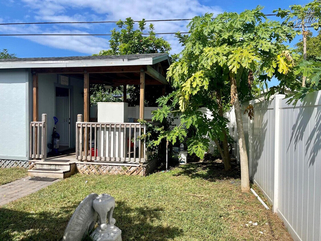 Building Photo - 613 Cherry Rd