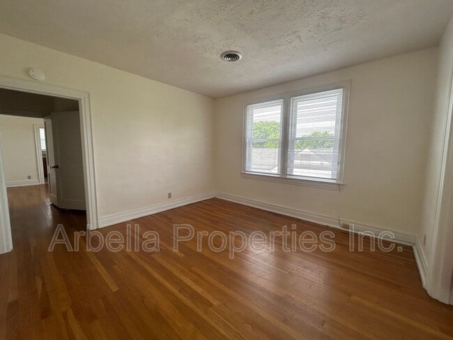 Building Photo - 707 E Unaka Ave