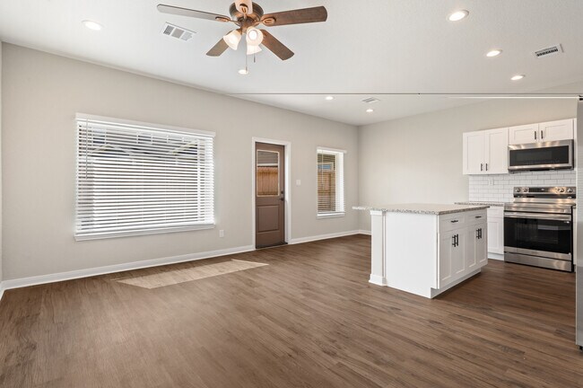 Foto del edificio - 14010 Longstreet Rd