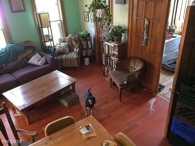 Foto del edificio - 403 E Johnson St