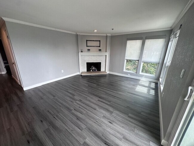 Foto del edificio - Bright and Spacious 2 bedroom Condo with W/D!