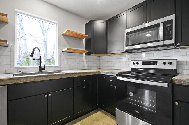Building Photo - 206 3rd Ave
