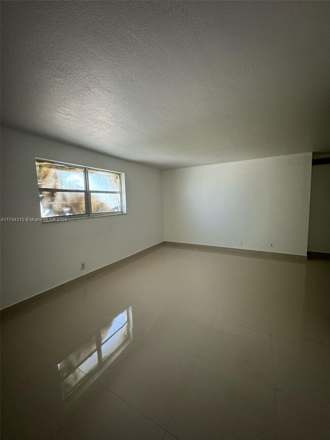 Building Photo - 1 bedroom in Hallandale FL 33009