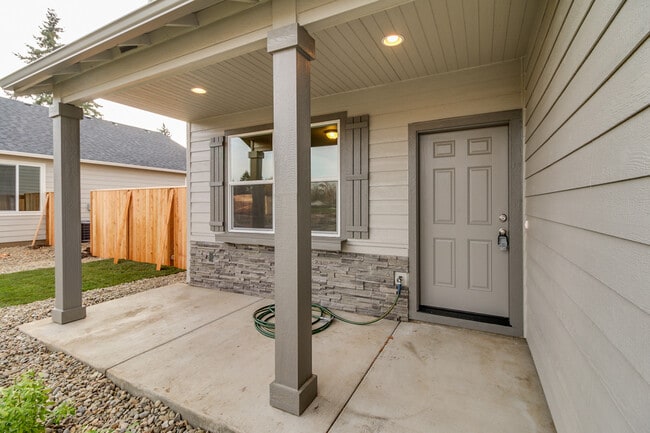 Building Photo - Beautiful 2-Story 4-Bedroom, 3-Bath Home ~...