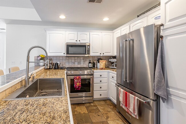 Building Photo - Redstone Foxpointe Townhome