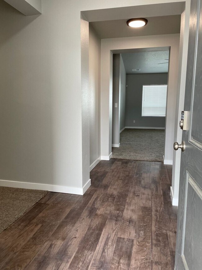 Foto del edificio - Gorgeous, brand new, 4 bed 2 bath home in ...