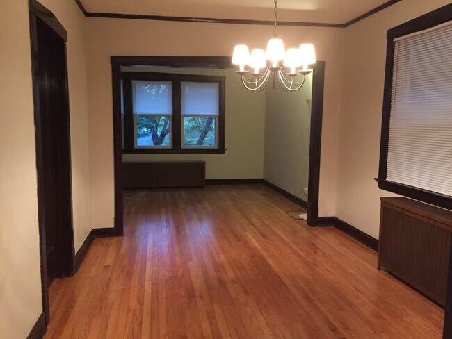 Building Photo - 1345 W Wrightwood Ave