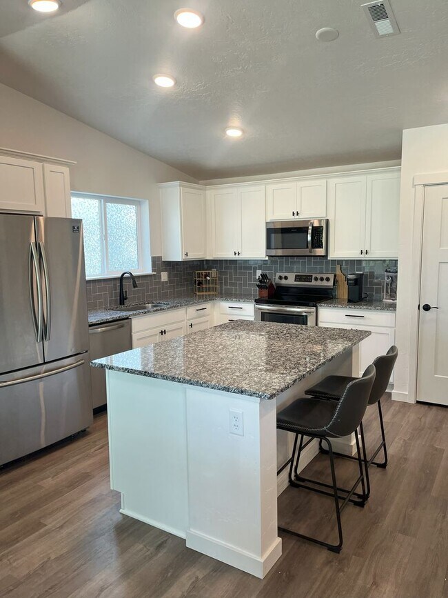 Foto del edificio - Gorgeous 3 bed 2 ba home with  just off Hubbard Rd and Rapid Creek Way in Kuna