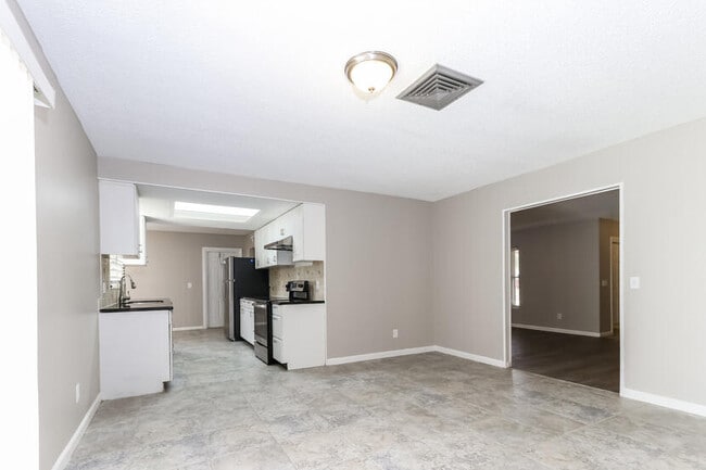 Building Photo - 2449 SE Aneci St