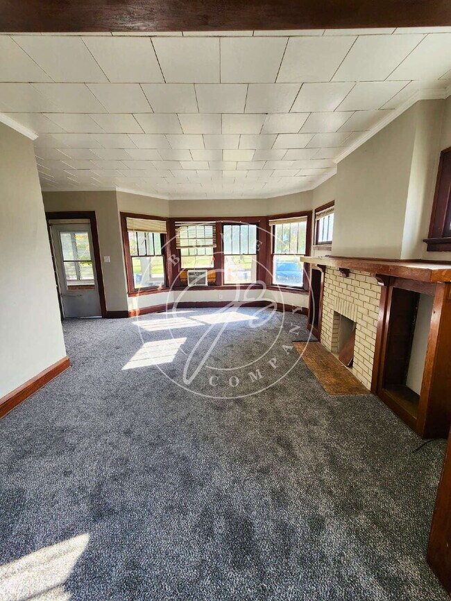 Building Photo - 1200 Sq foot lower duplex! Tons of space a...