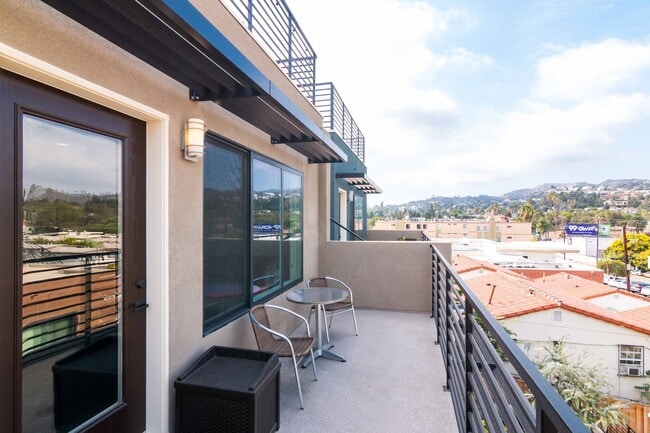 Building Photo - Luxury Townhome Centrally Located in Silverlake!