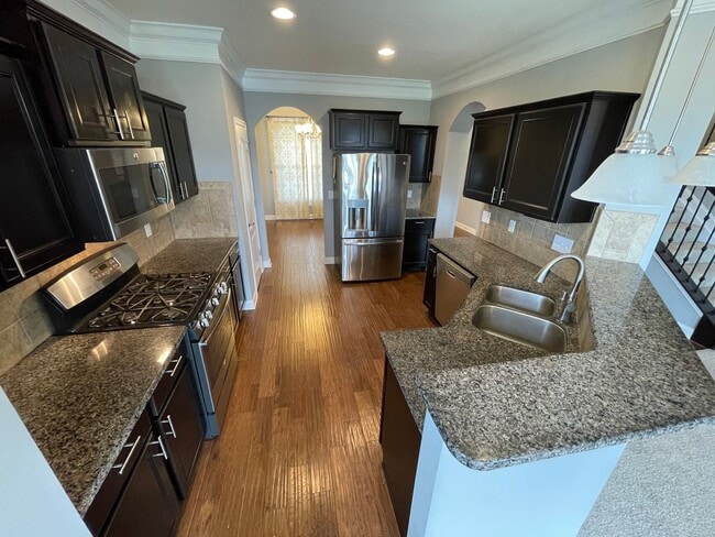 Building Photo - Large Home East Jefferson For Rent