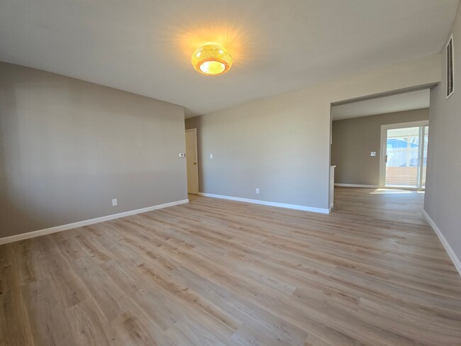 Building Photo - Updated 3 Bed, 2 Bath Home on a Quiet Stre...