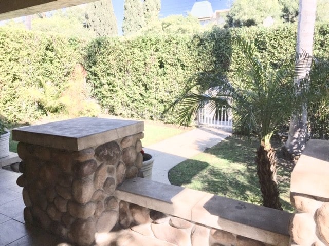 Private front yard - 2005 Beachwood N Dr