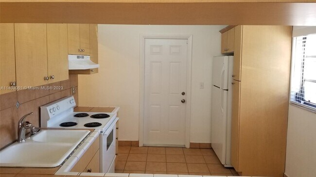 Building Photo - 3904 SW 88th Ct