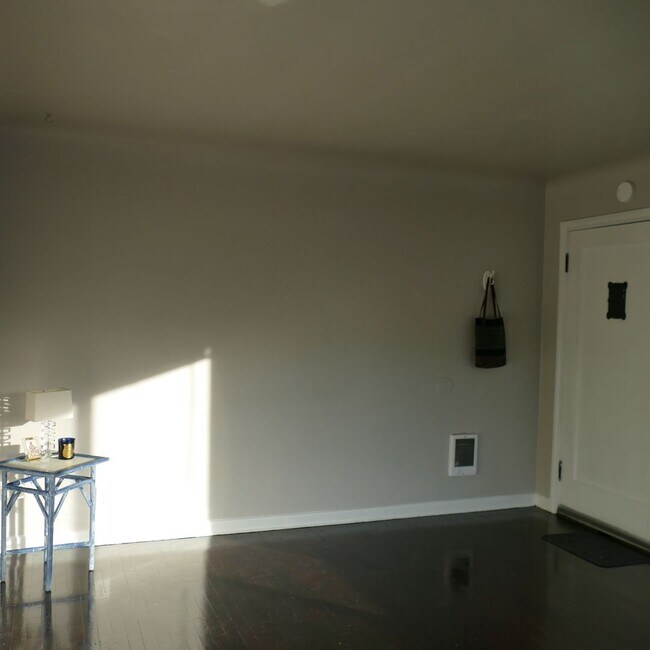 Foto del edificio - Charming 1 Bedroom Unit With Garage, Priva...