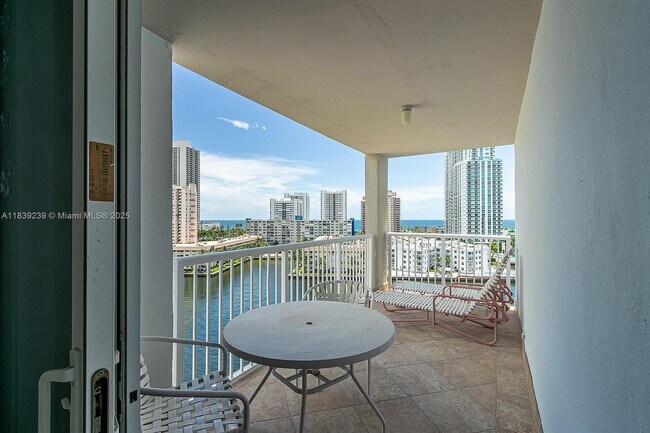 Foto del edificio - 121 Golden Isles Dr