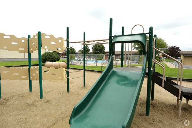 ¡Área de juegos para niños - Courtyard Apartments