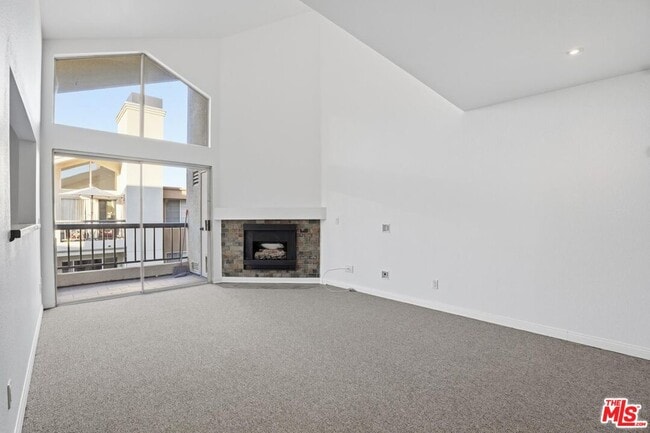 Building Photo - 5530 Owensmouth Ave