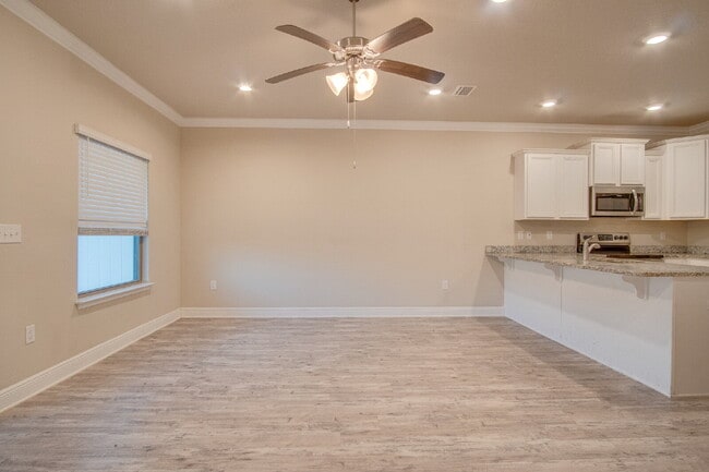 Building Photo - Spacious 3-Bed, 2.5-Bath Townhome Steps from Blue Wahoos Stadium & Palafox Street with Upgraded K...