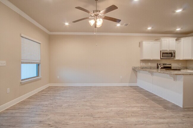 Foto del edificio - Spacious 3-Bed, 2.5-Bath Townhome Steps from Blue Wahoos Stadium & Palafox Street with Upgraded K...