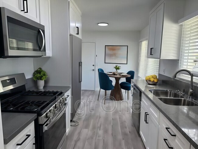 Foto del edificio - 15191 Yorba Ave