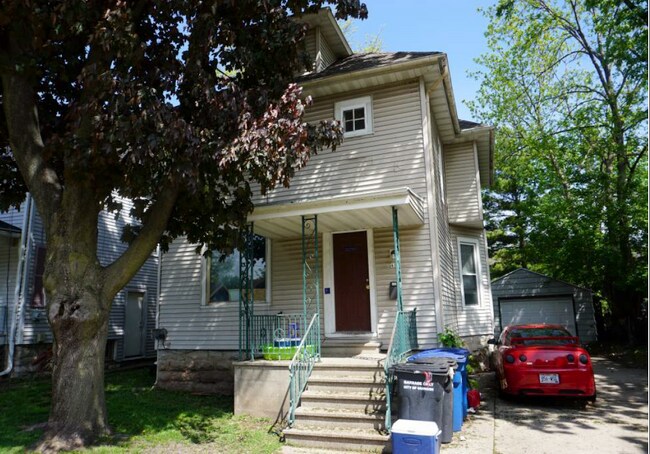 Building Photo - 414 W Irving Ave