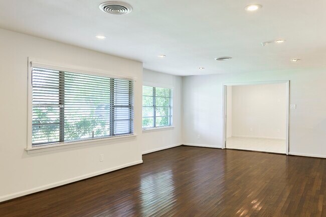 Foto del edificio - 9326 Willowview Ln
