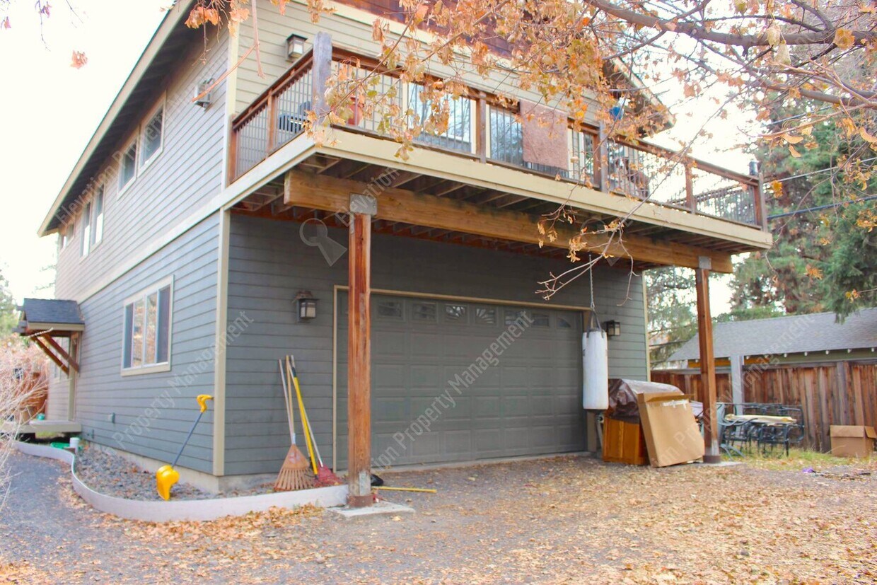 Foto principal - Spacious 3 BR w/ all wood floors and great...