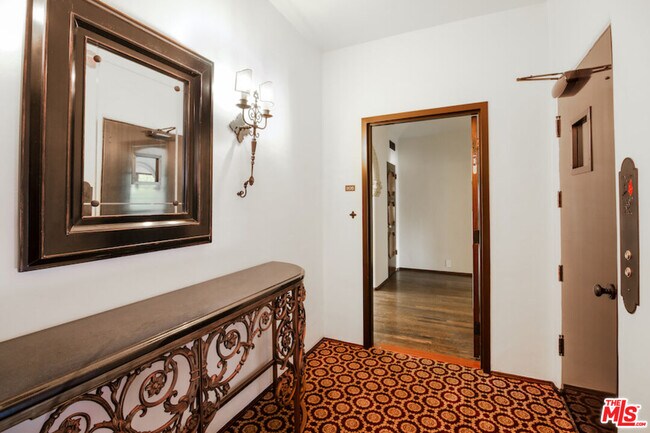Foto del edificio - 1302 N Sweetzer Ave