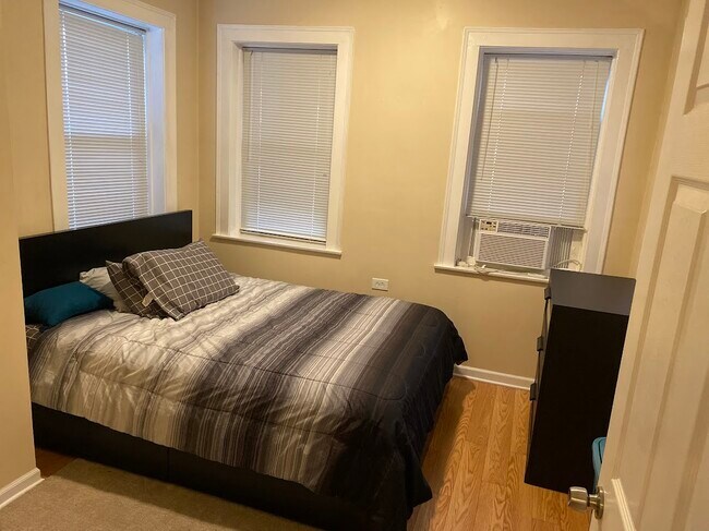 Foto del edificio - 2444 N Harding Ave