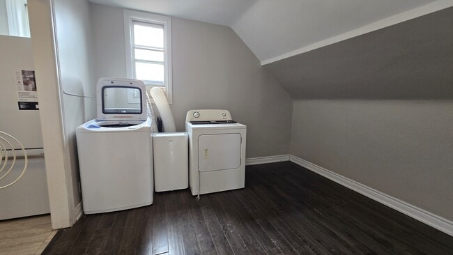 Building Photo - 422 Cannon St E