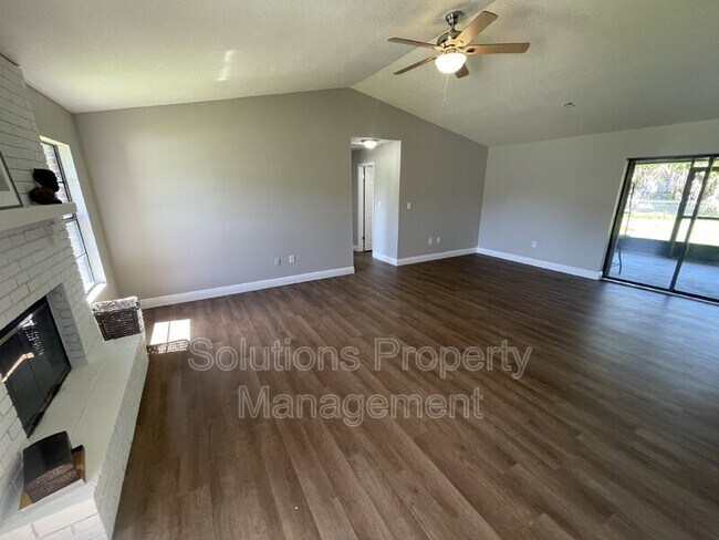 Foto del edificio - 1270 Gustrow Ave NW