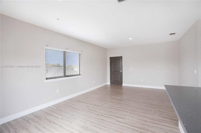 Foto del edificio - 351 E 41st St