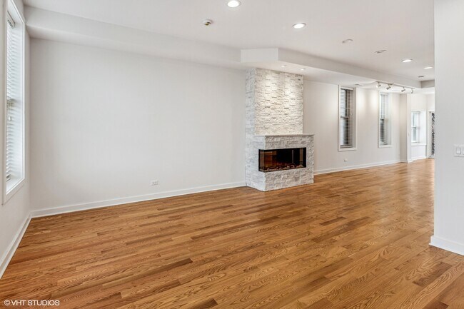 Building Photo - 2142 N Oakley Ave