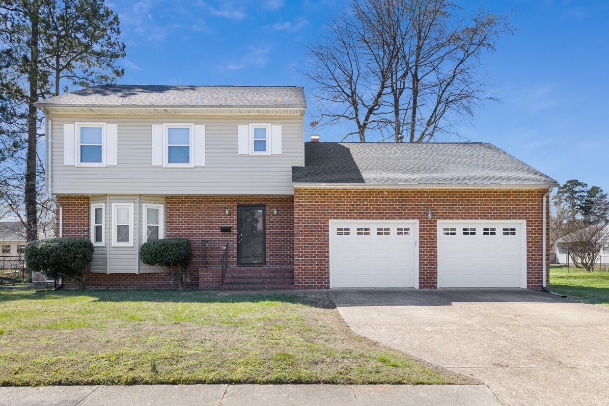 Primary Photo - 226 Woodbury Forrest Dr