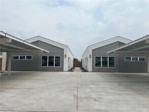 Building Photo - 1421 E Iris Ave
