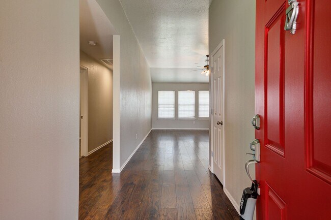 Foto del edificio - Charming 3-Bedroom, 2-Bath Home Next to Broadmoore Elementary!