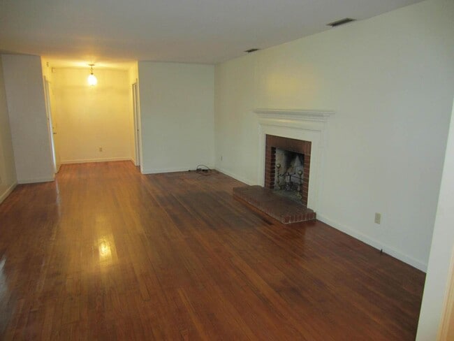 Building Photo - Large Home on Gornto Road!