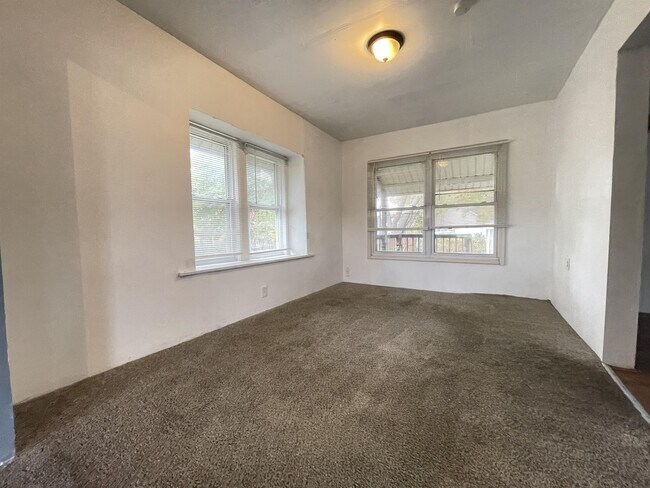 Building Photo - 576 Inman St