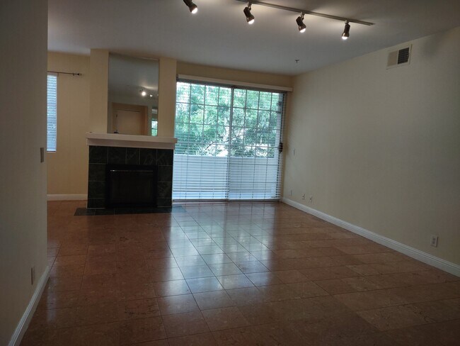 Foto del edificio - 10630 Eastborne Ave