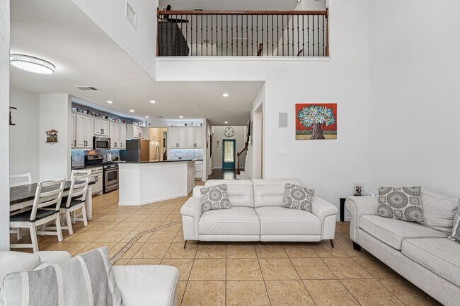 Foto del edificio - Massive 4 Bedroom, 2.5 Bathroom home in Blanco Vista - astro turfed front yard