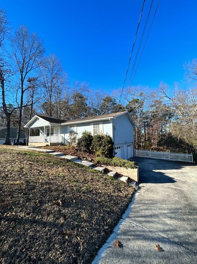 Building Photo - 3 Beds, 2 Baths, 2 Car Garage, Fenced Back...